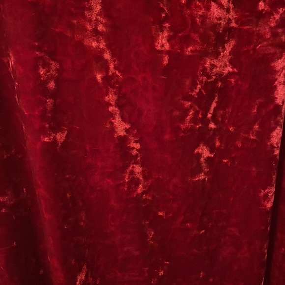❤️Guess crushed red velvet perfect for Christmas or Valentines Day. Never worn. - Picture 3 of 3